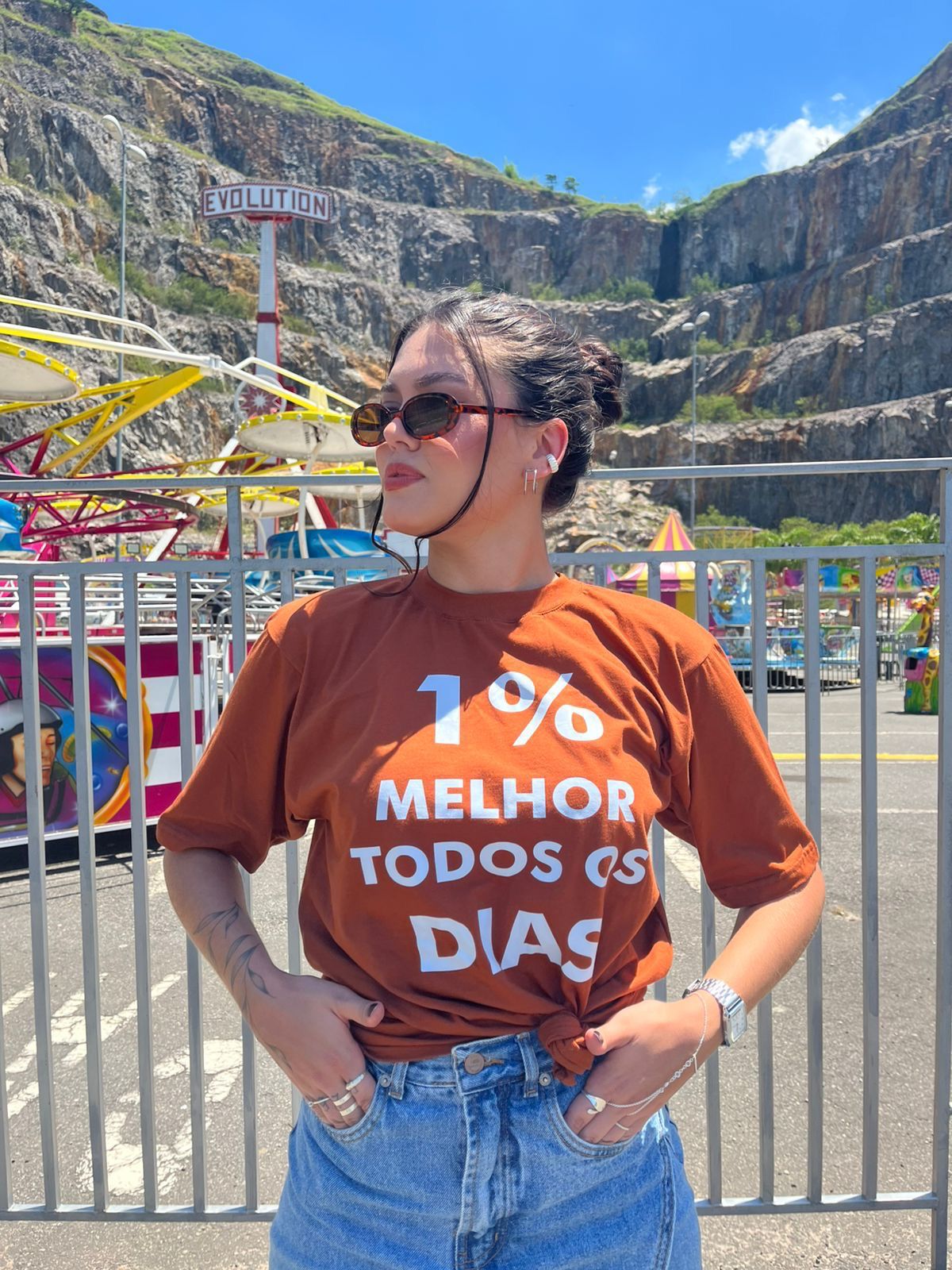Camiseta 100% algodão com frase personalizada '1% melhor todos os dias' - Queimados RJ